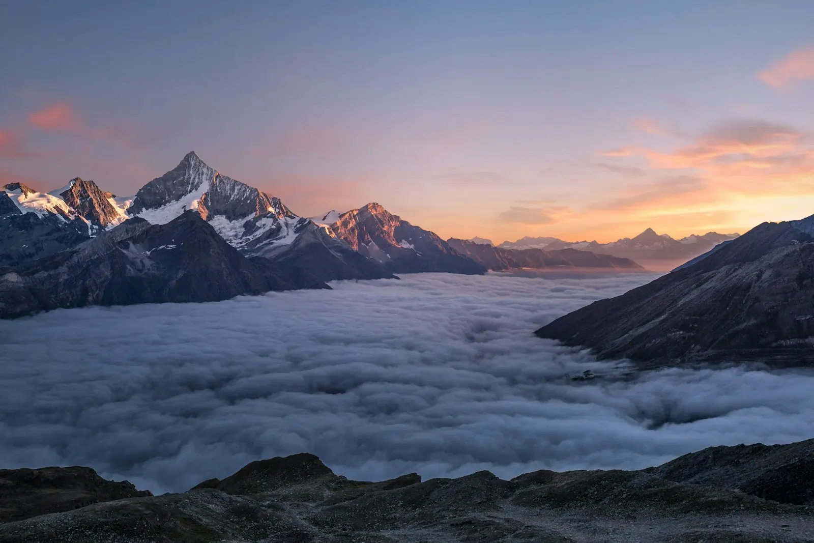 Berggipfel über den Wolken – auf dem Weg nach oben